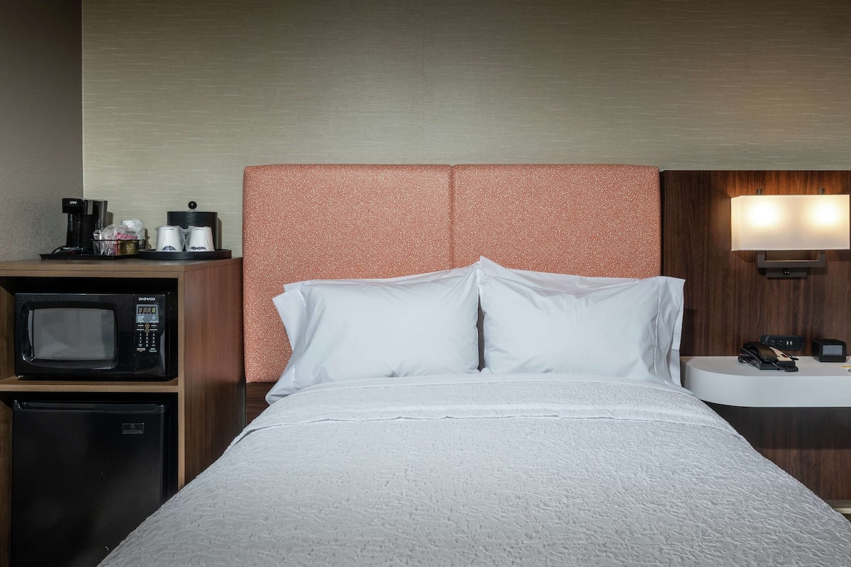 Habitación, 2 camas dobles, accesible para personas con discapacidad (Roll-In Shower) | Ropa de cama de alta calidad y colchones con acolchado adicional