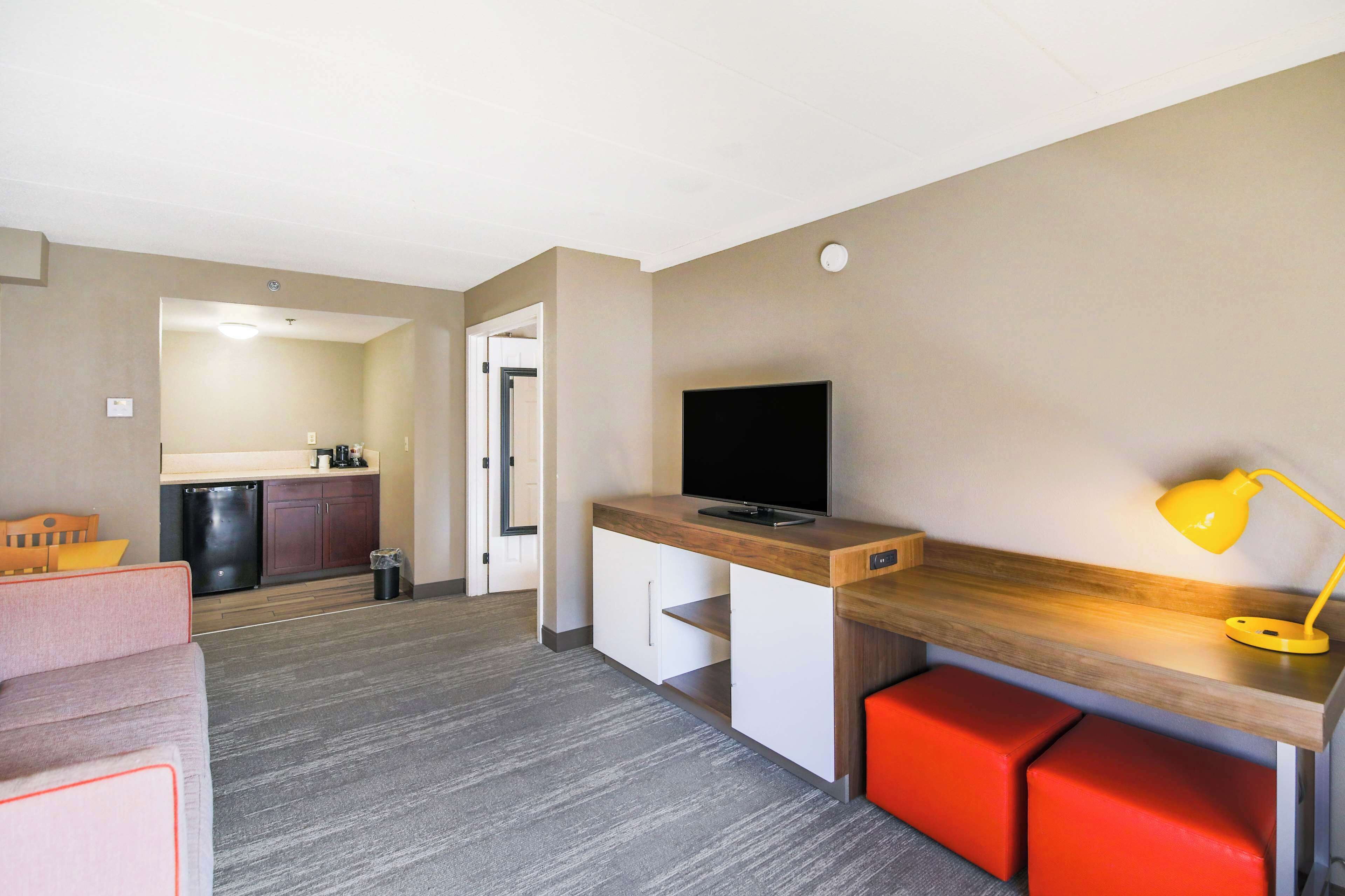 suite, 1 king bed | living area | 43-inch lcd tv with cable channels, tv, pay films