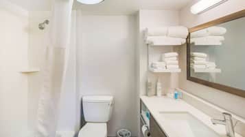Junior Suite, 1 King Bed | Bathroom | Hydromassage showerhead, free toiletries, hair dryer, towels
