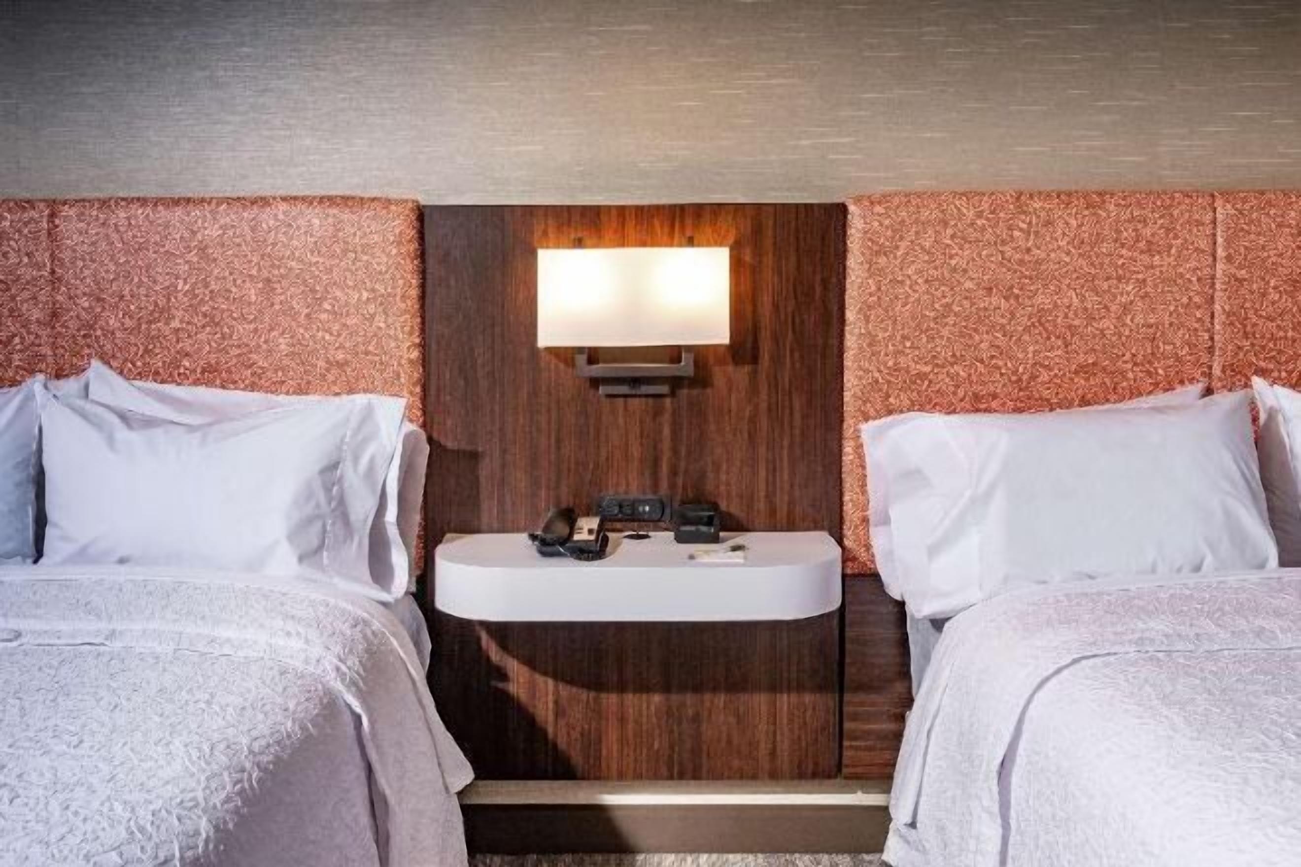 Hochwertige Bettwaren, Pillowtop-Betten, laptopgeeigneter Arbeitsplatz