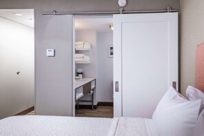 Phòng, 2 giường cỡ queen, tủ lạnh & lò vi sóng | Bộ đồ giường cao cấp, nệm có lớp đệm bông 