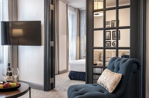 Executive Suite (Front) | Living area | 42-inch LCD TV with cable channels, TV, Netflix