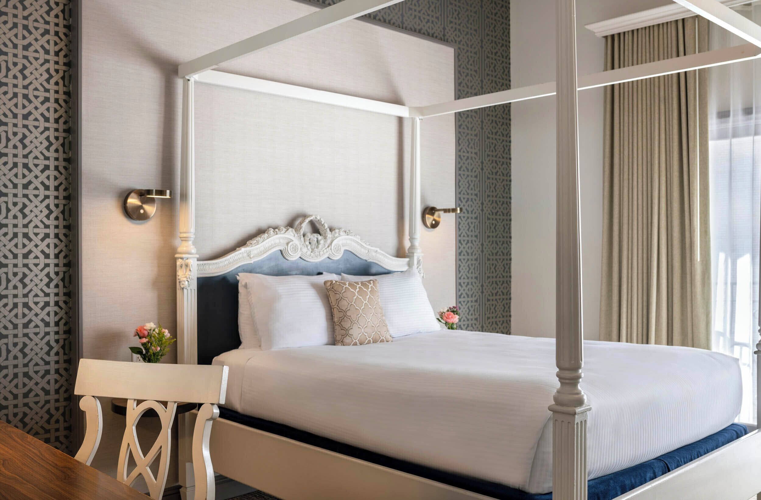 Junior Suite, 1 Queen Bed, Balcony (Fireplace)