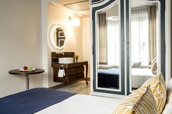 Egyptian cotton sheets, hypo-allergenic bedding, down comforters at Warwick San Francisco