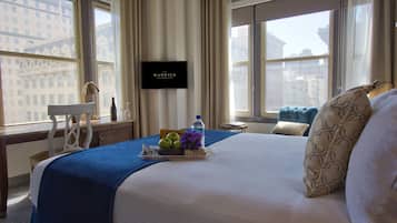 Deluxe Room, Corner | Egyptian cotton sheets, hypo-allergenic bedding, down comforters