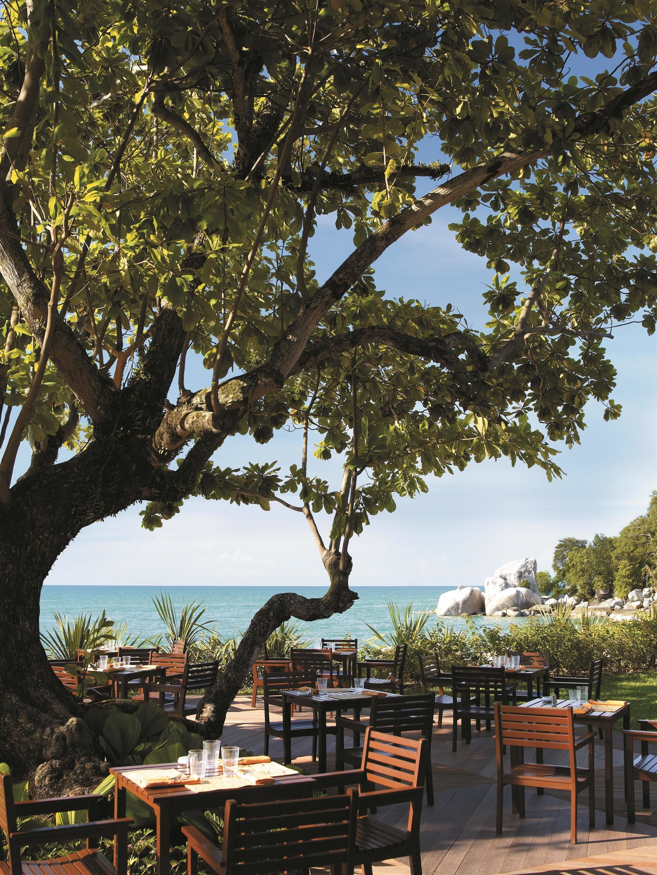 3 restaurants, breakfast, dinner, brunch served; international cuisine