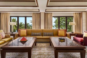 Sengetøy av topp kvalitet, minibar, safe på rommet og skrivebord