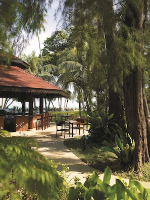 3 restaurants, breakfast, dinner, brunch served; international cuisine