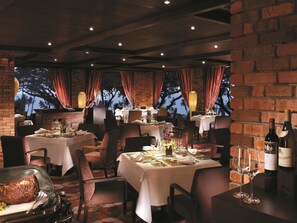 3 restaurants, breakfast, dinner, brunch served; international cuisine 