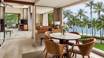 Garden Wing, Studio Suite | Peralatan tempat tidur premium, bar mini, peti besi dalam bilik, meja