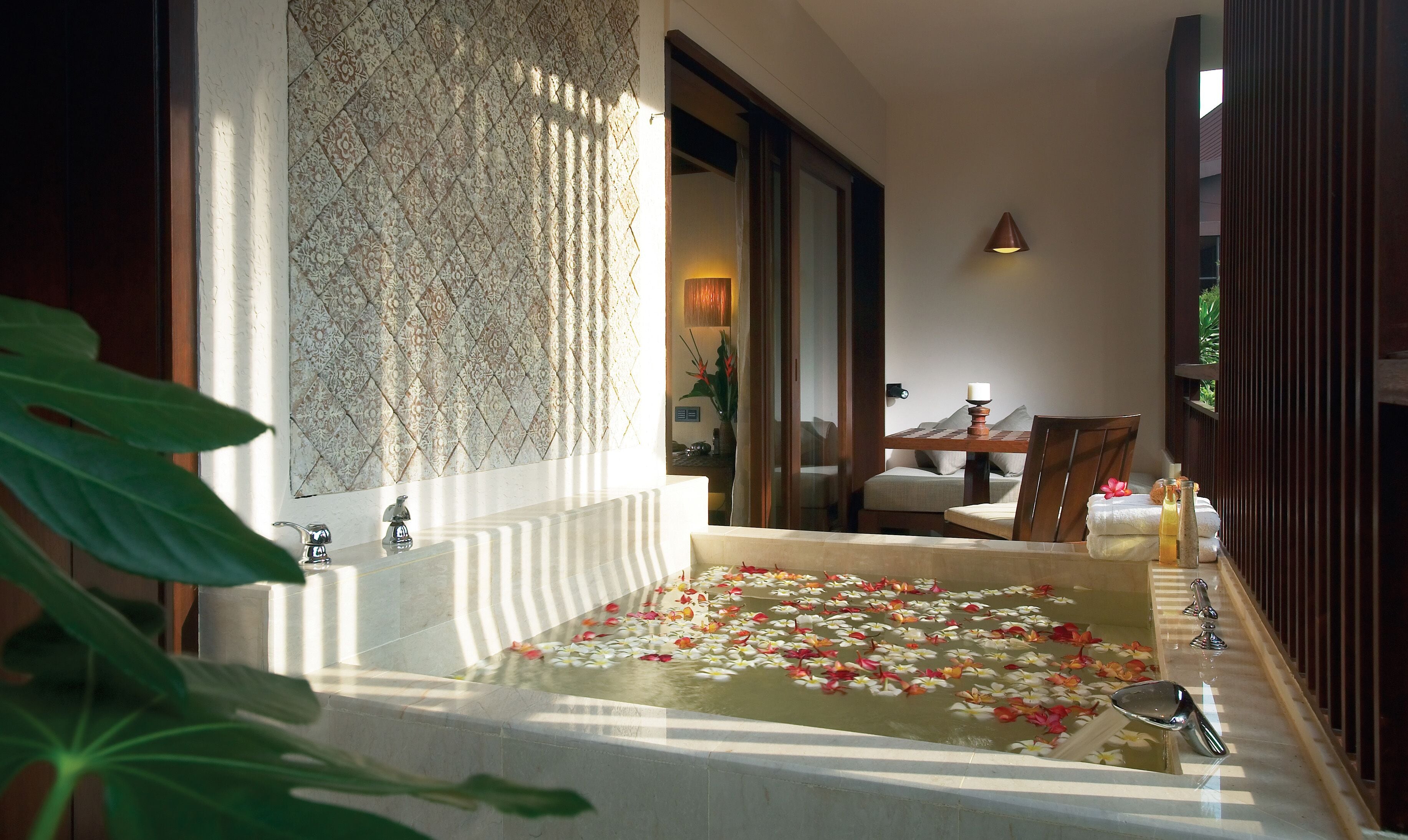 Un espace spa agrémenté d’un élément aquatique, d’un coin salon et offrant une vue sur l’extérieur.