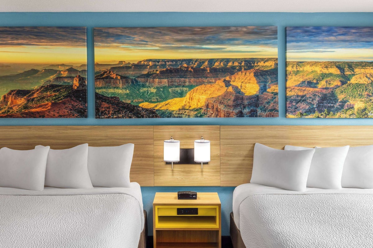 Schreibtisch, Bügeleisen/Bügelbrett, kostenlose Babybetten