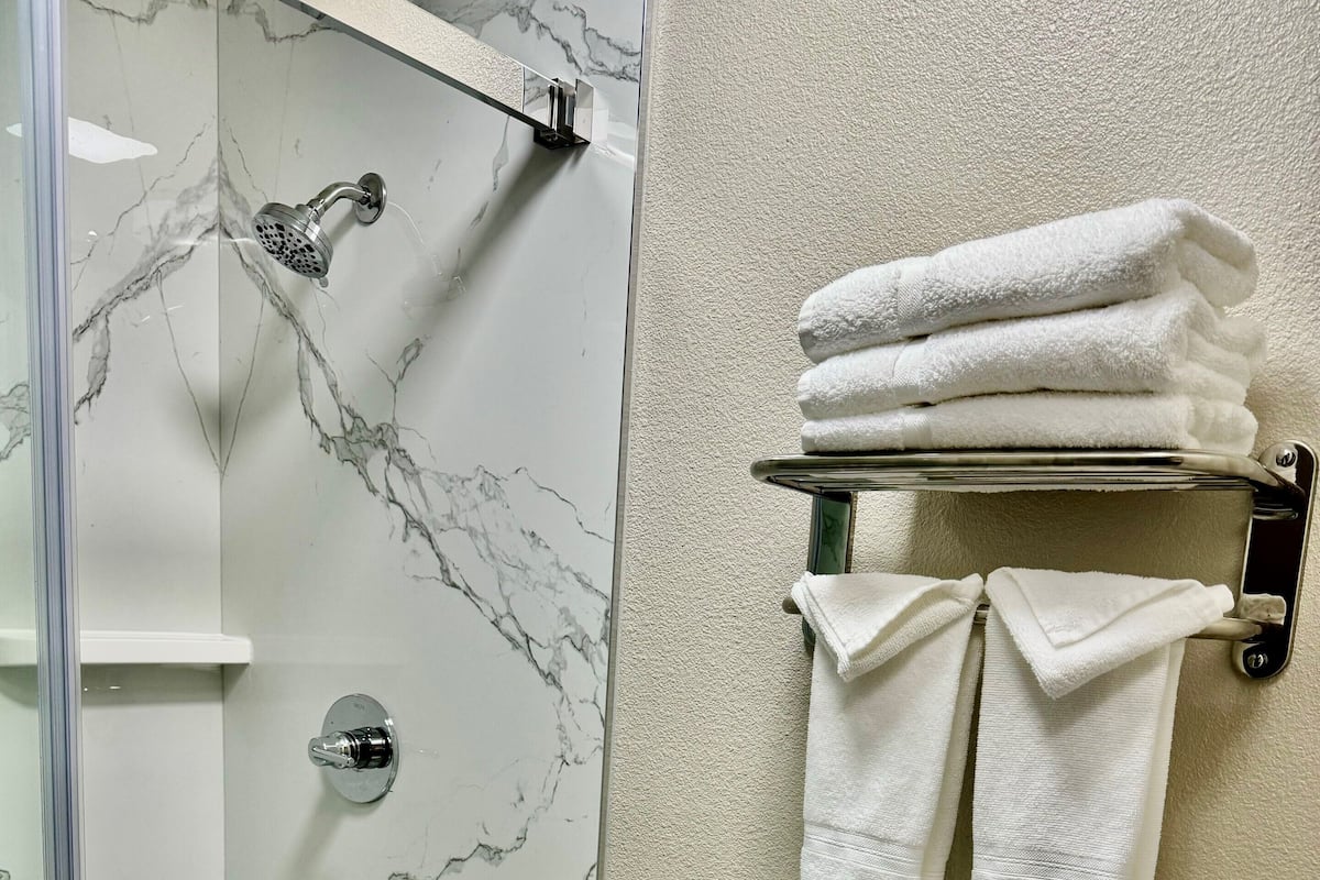 Duschwanne, umweltfreundliche Kosmetikartikel, Haartrockner, Handtücher