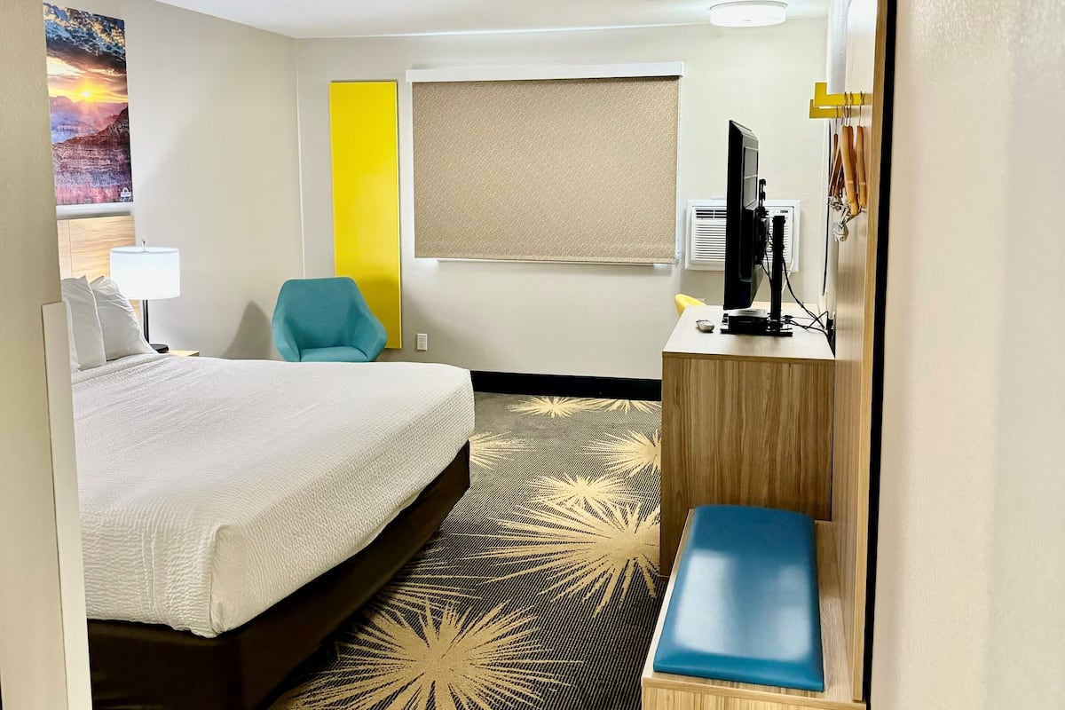 Standardzimmer, 1 King-Bett | Schreibtisch, Bügeleisen/Bügelbrett, kostenlose Babybetten