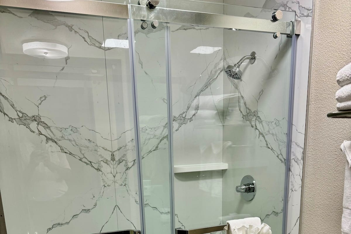 Duschwanne, umweltfreundliche Kosmetikartikel, Haartrockner, Handtücher