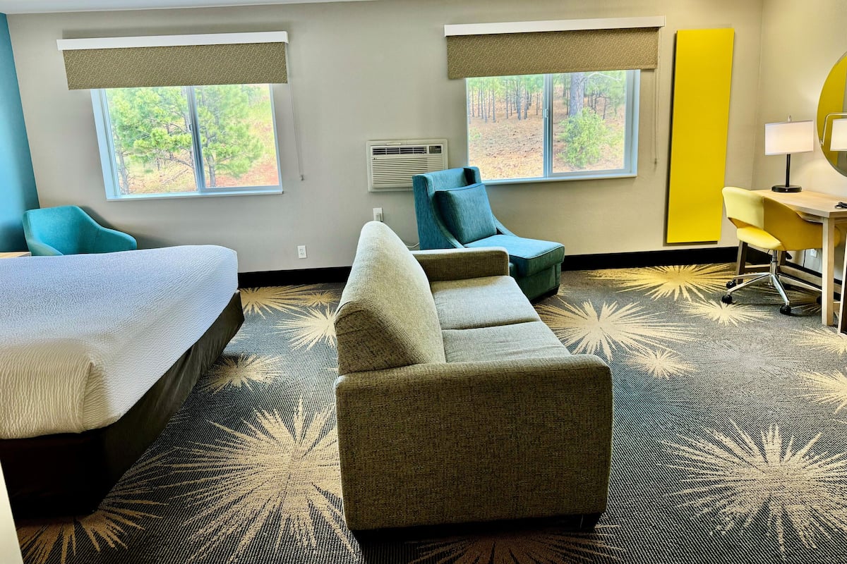 Business-Zimmer, 1 King-Bett, Kühlschrank | Schreibtisch, Bügeleisen/Bügelbrett, kostenlose Babybetten