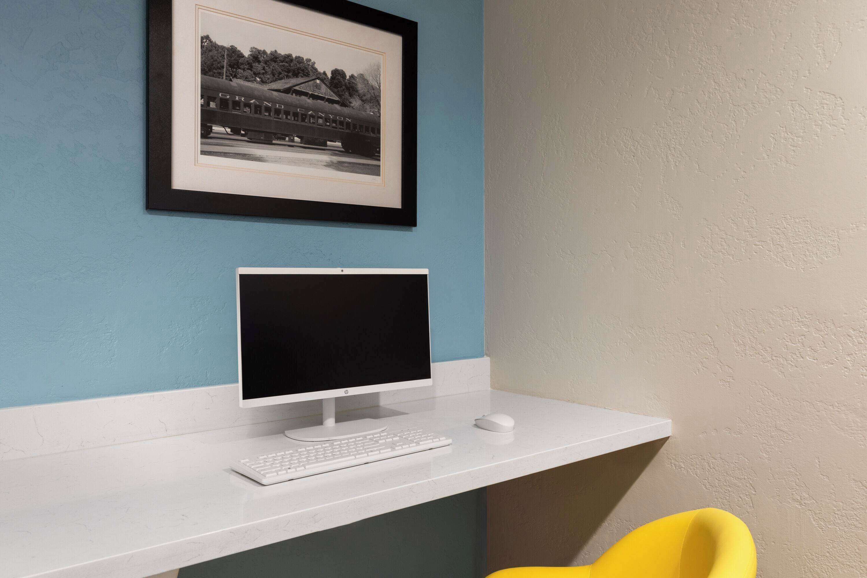 Un escritorio con monitor, teclado y ratón.