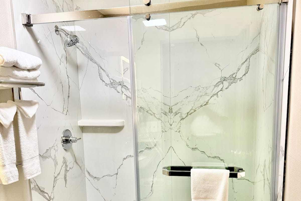 Duschwanne, umweltfreundliche Kosmetikartikel, Haartrockner, Handtücher