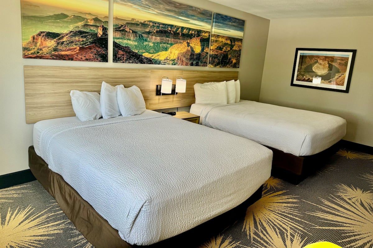 Schreibtisch, Bügeleisen/Bügelbrett, kostenlose Babybetten