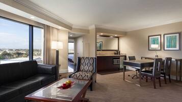 Suite, para no fumadores | Área de sala de estar | Televisión LCD de 37 pulgadas con canales por cable y televisión