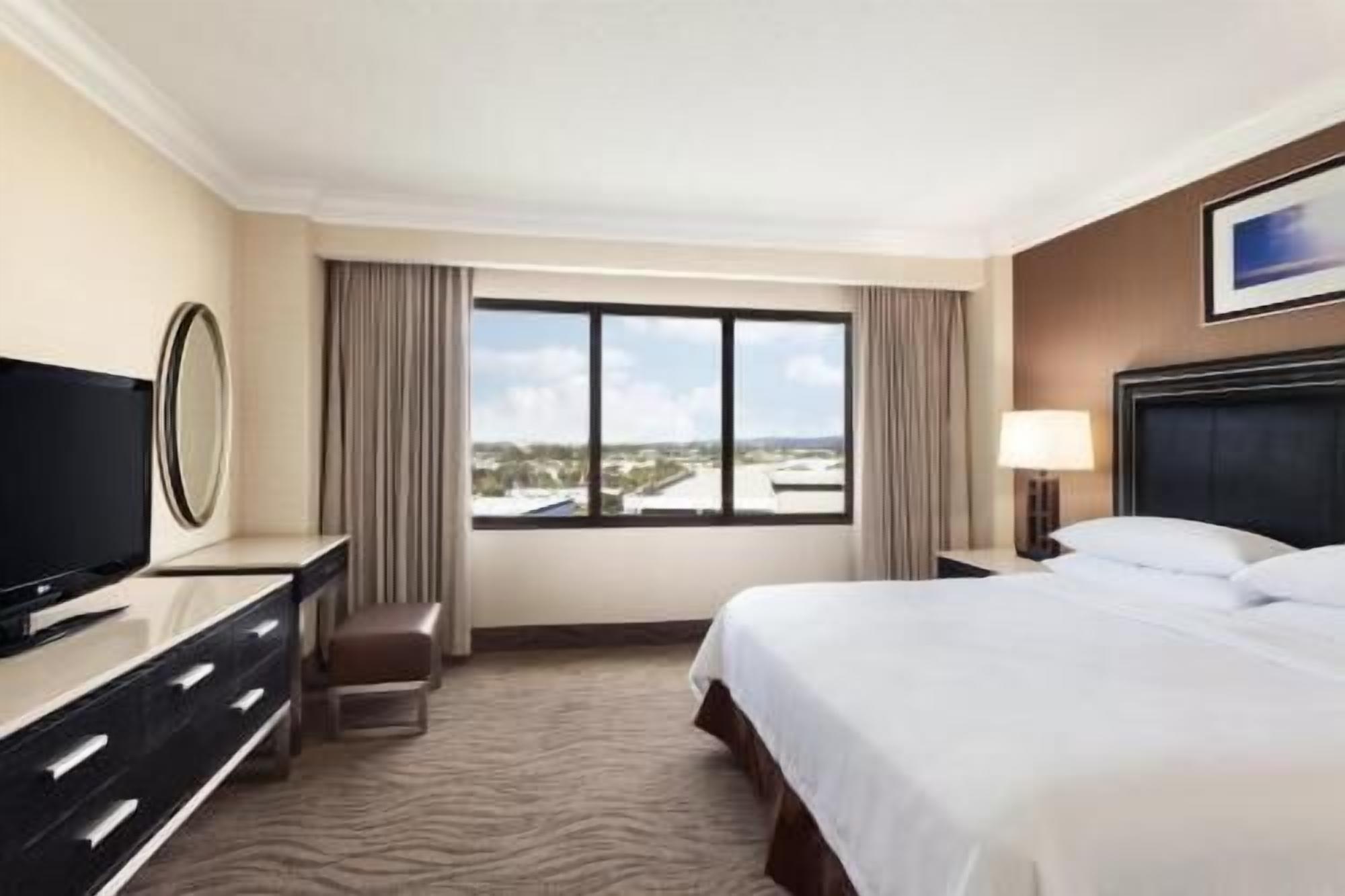 Luxe beddengoed, een kluis op de kamer, een bureau, geluiddichte muren