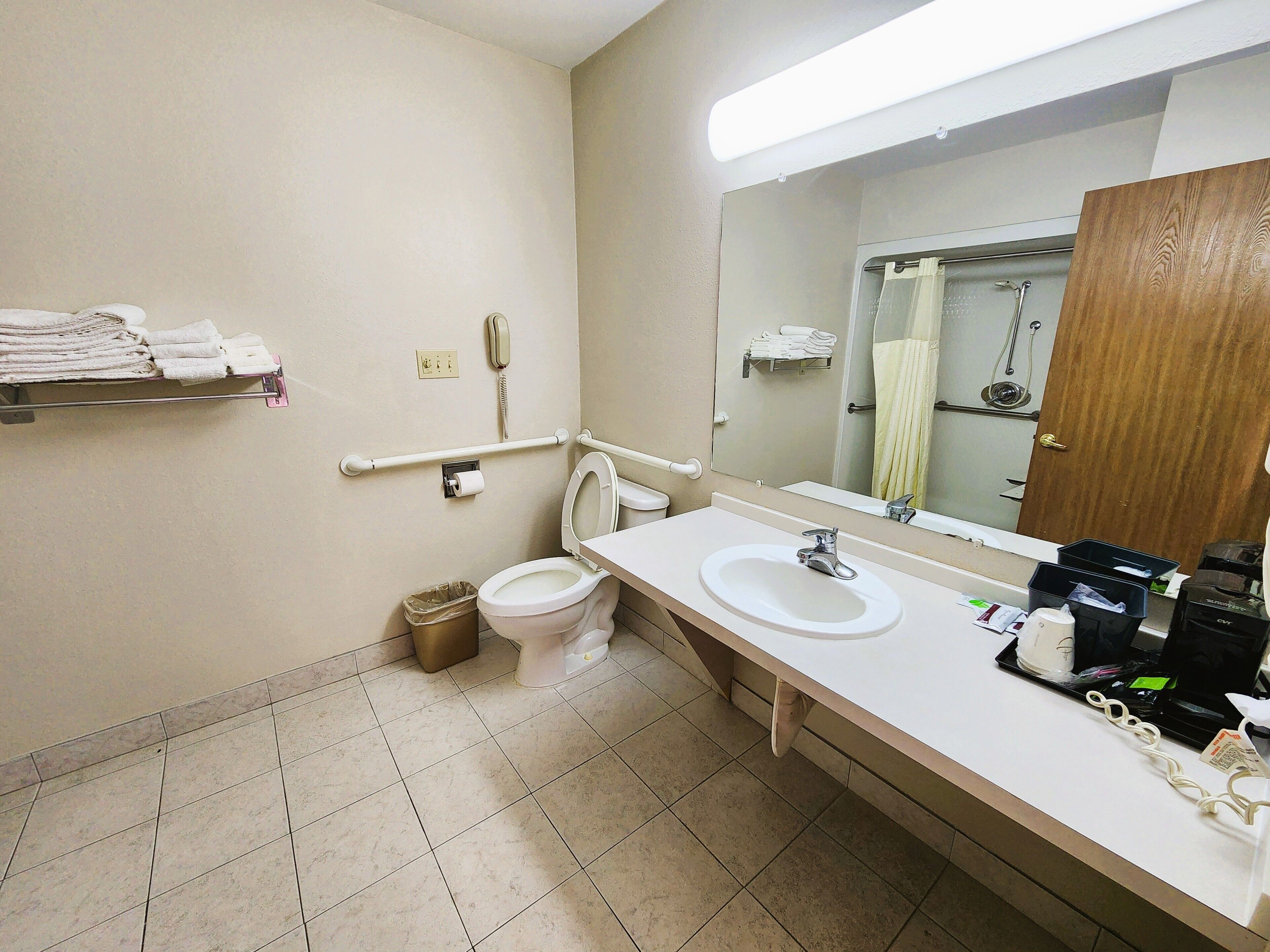 Een bad/douchecombinatie, gratis toiletartikelen, een haardroger