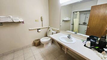 Een bad/douchecombinatie, gratis toiletartikelen, een haardroger