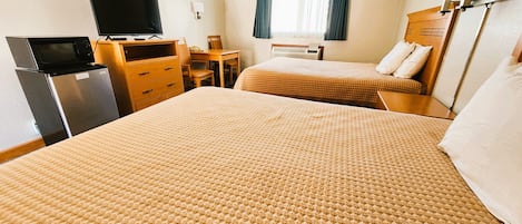 Rom, 2 queensize-senger, ikke-røyk | Skrivebord, strykejern/-brett, wi-fi (inkludert) og vekkerklokke