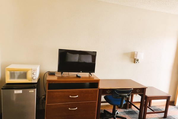 Room, 1 King Bed, Smoking | Desk, iron/ironing board, WiFi (free), alarm clocks