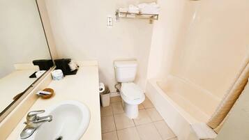 Een bad/douchecombinatie, gratis toiletartikelen, een haardroger