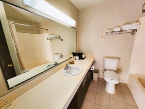 淋浴/盆浴组合、免费洗浴用品、吹风机、毛巾