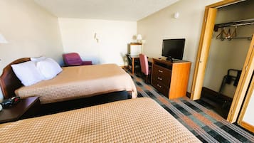 Escritorio, tabla de planchar con plancha, wifi gratis y ropa de cama