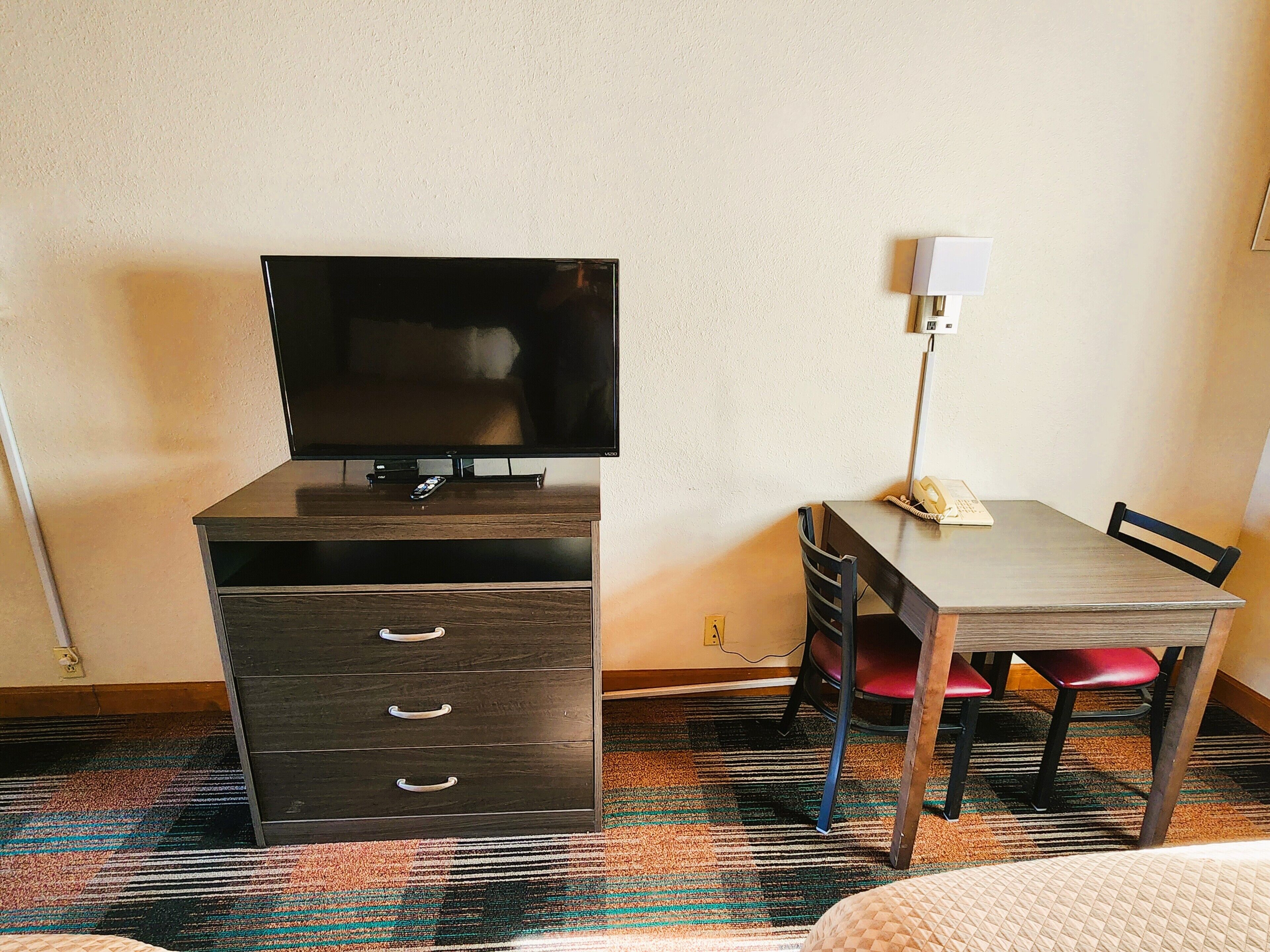 Escritorio, tabla de planchar con plancha, wifi gratis y ropa de cama