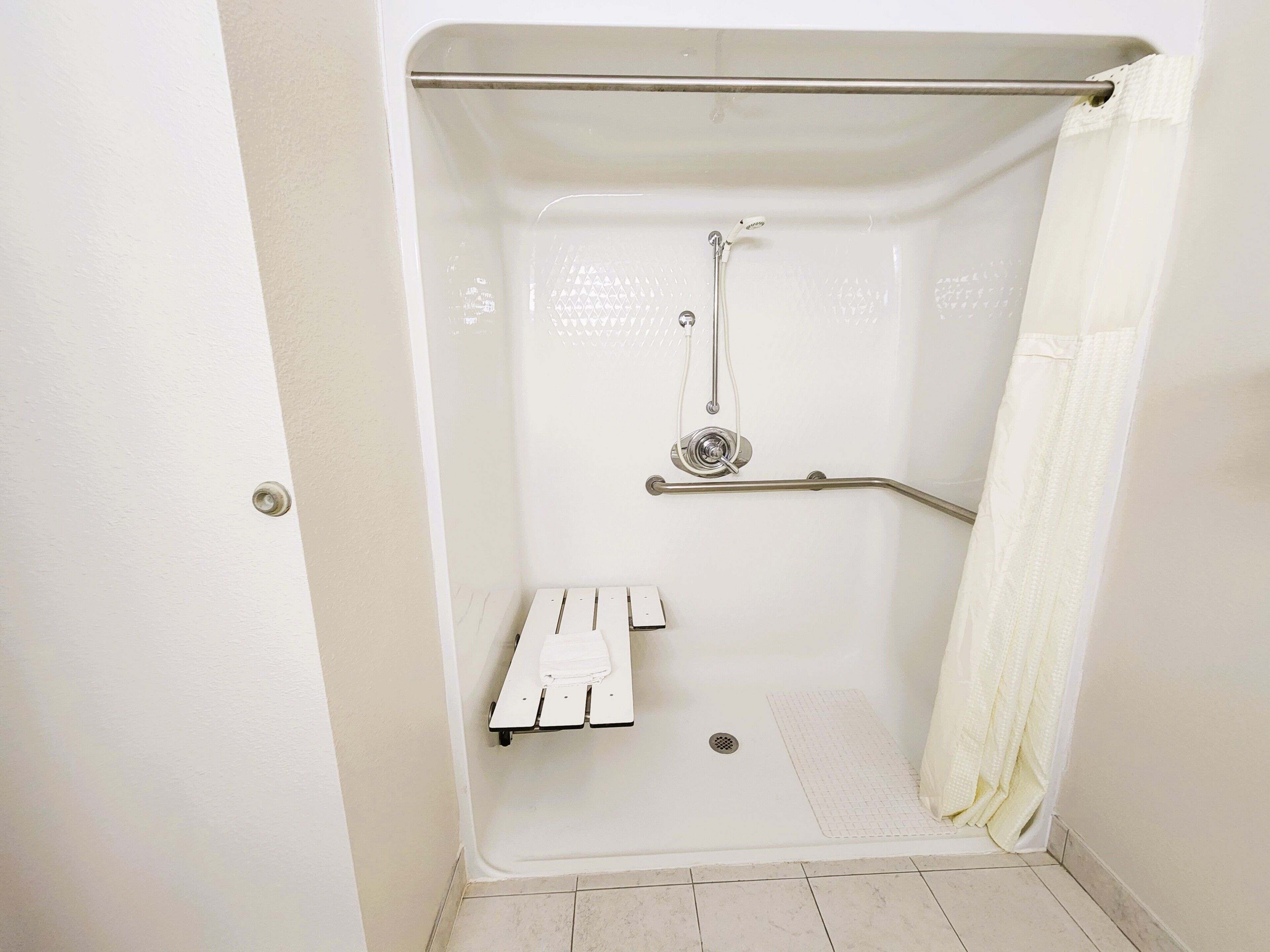 Combined shower/bathtub, free toiletries, hair dryer, towels