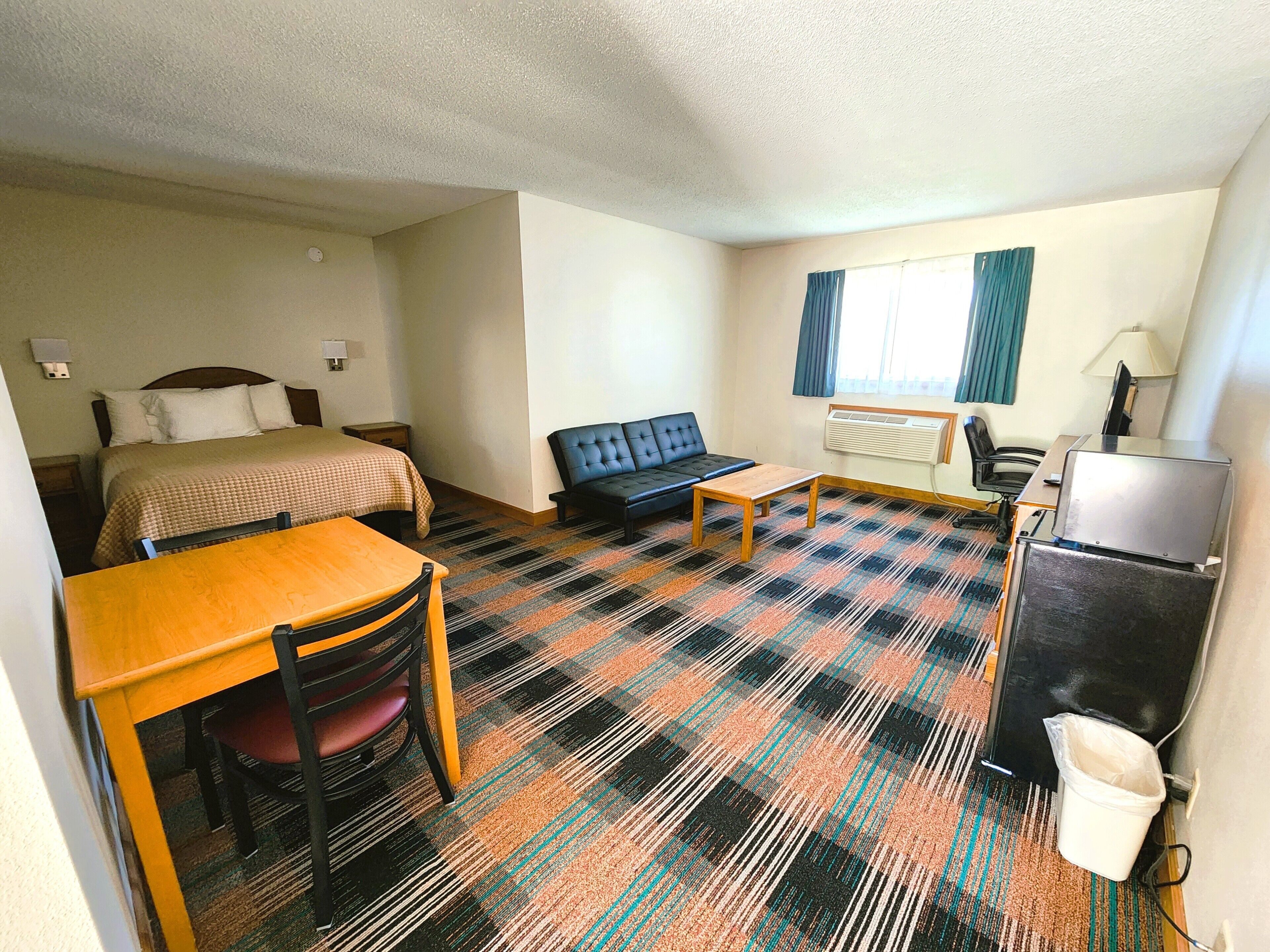 Deluxe Room, 1 Queen Bed, Non Smoking | Desk, iron/ironing board, free WiFi, bed sheets