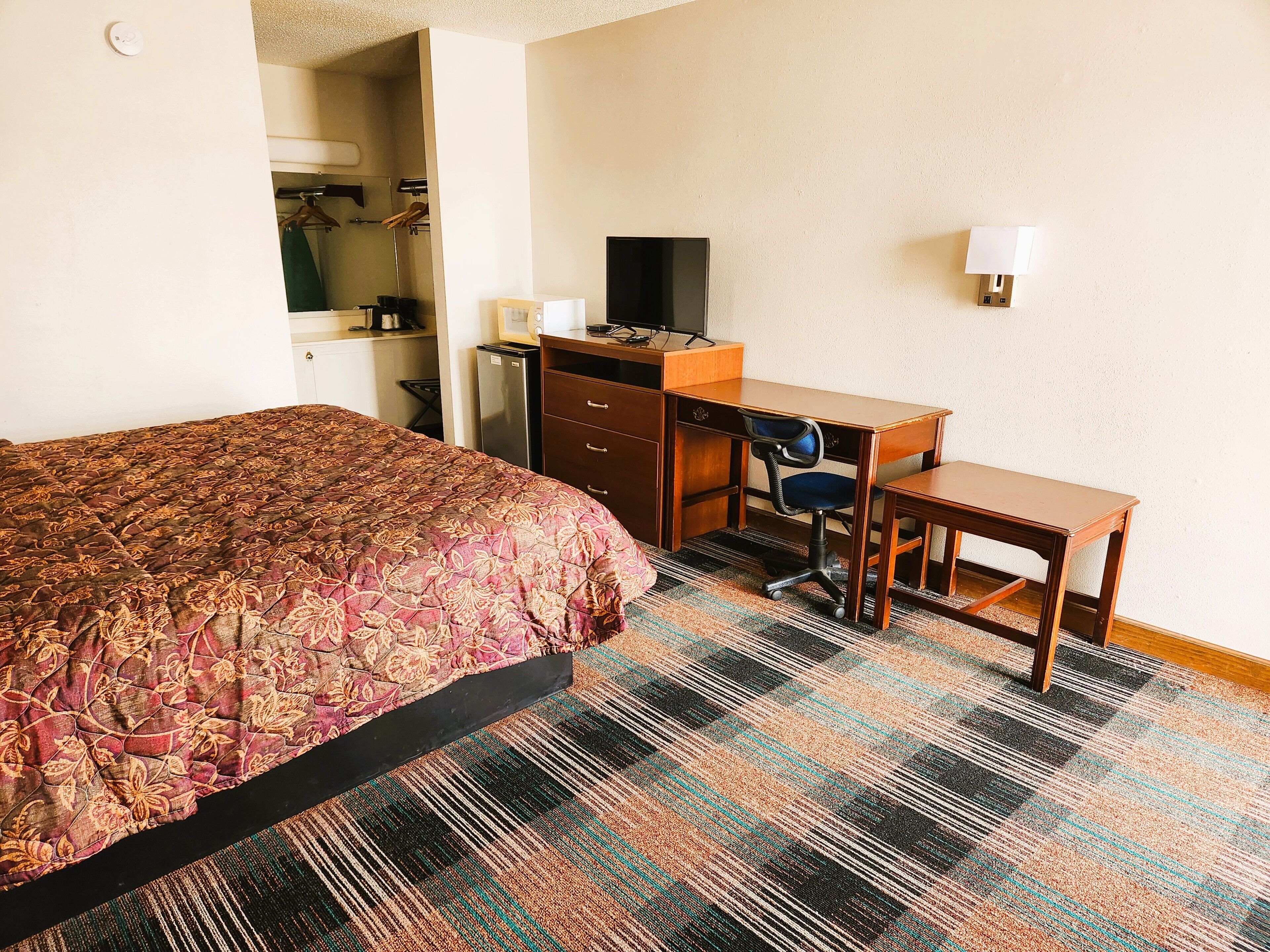 Desk, iron/ironing board, free WiFi, bed sheets
