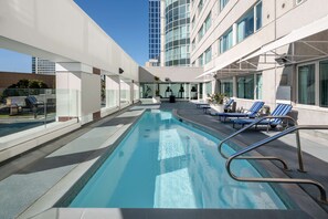 Outdoor pool, open 10:00 AM to 10:00 PM, sun loungers - Hilton San Jose (San Jose)