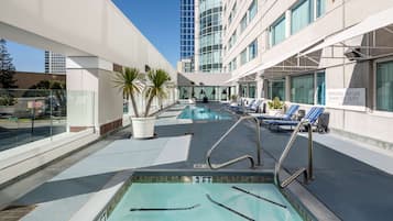 Piscina externa, funciona das 10h às 22h, espreguiçadeiras