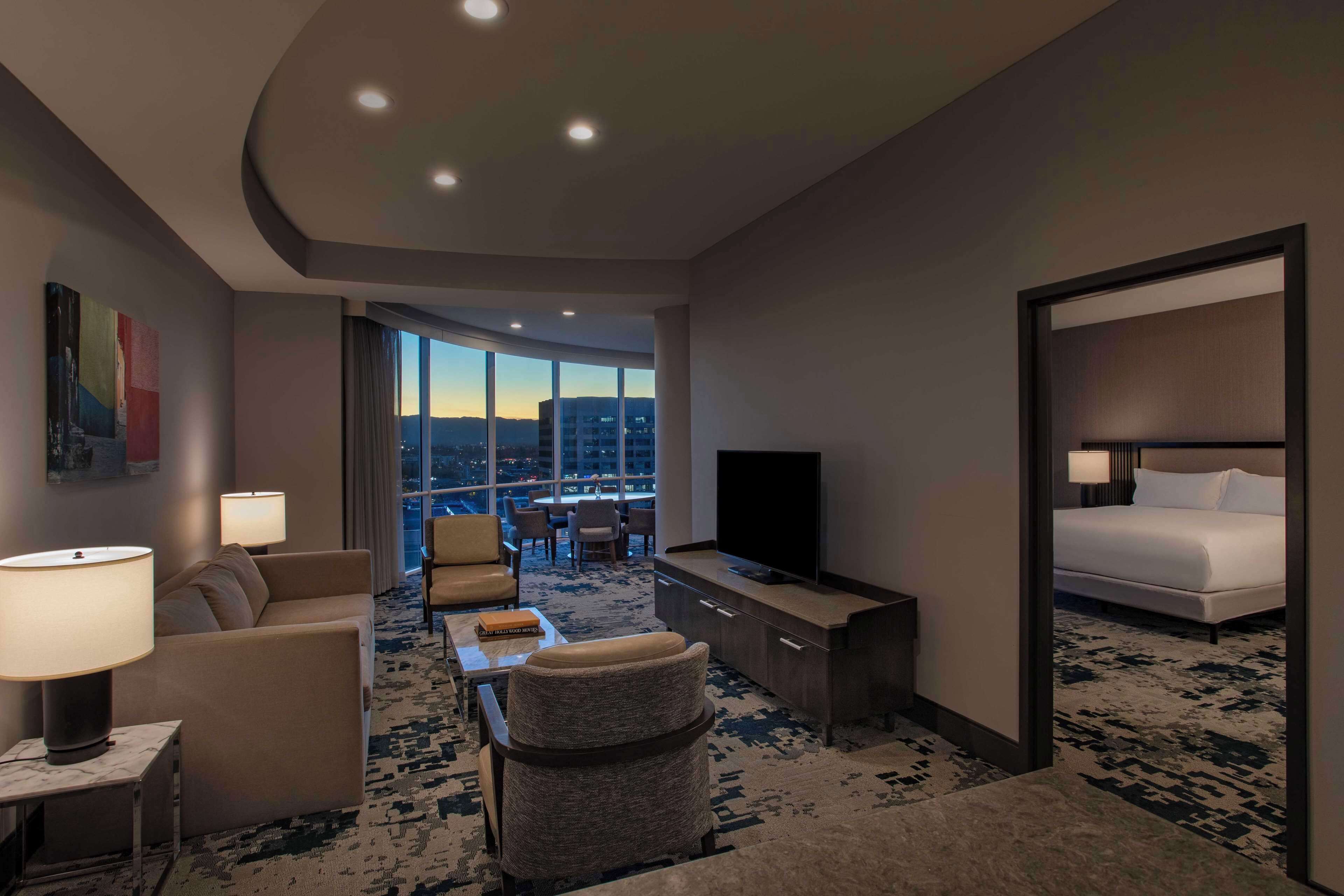 تلفزيون إل سي دي بحجم 55-بوصة يعرض قنوات تلفزيونية باشتراك مدفوع