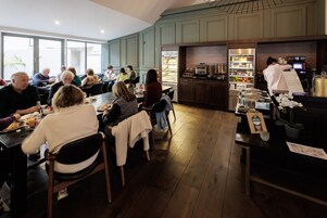 每日供应自助早餐（每人 EUR 12）