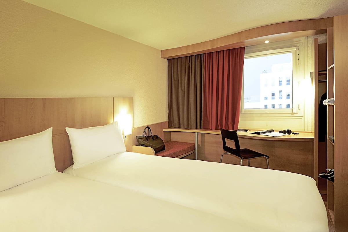 Standard Room, 2 Twin Beds | Premium bedding, pillowtop beds, in-room safe, desk