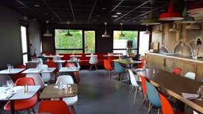 Breakfast, lunch, dinner served; French cuisine  - Hôtel ibis Cambrai (Fontaine-Notre-Dame)