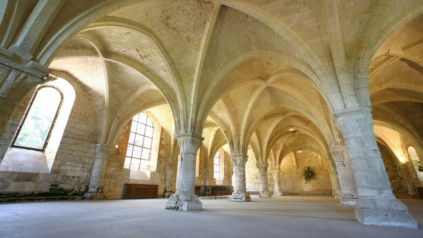 A spacious interior with high arched ceilings and large windows. - Hôtel ibis Cambrai (Fontaine-Notre-Dame)