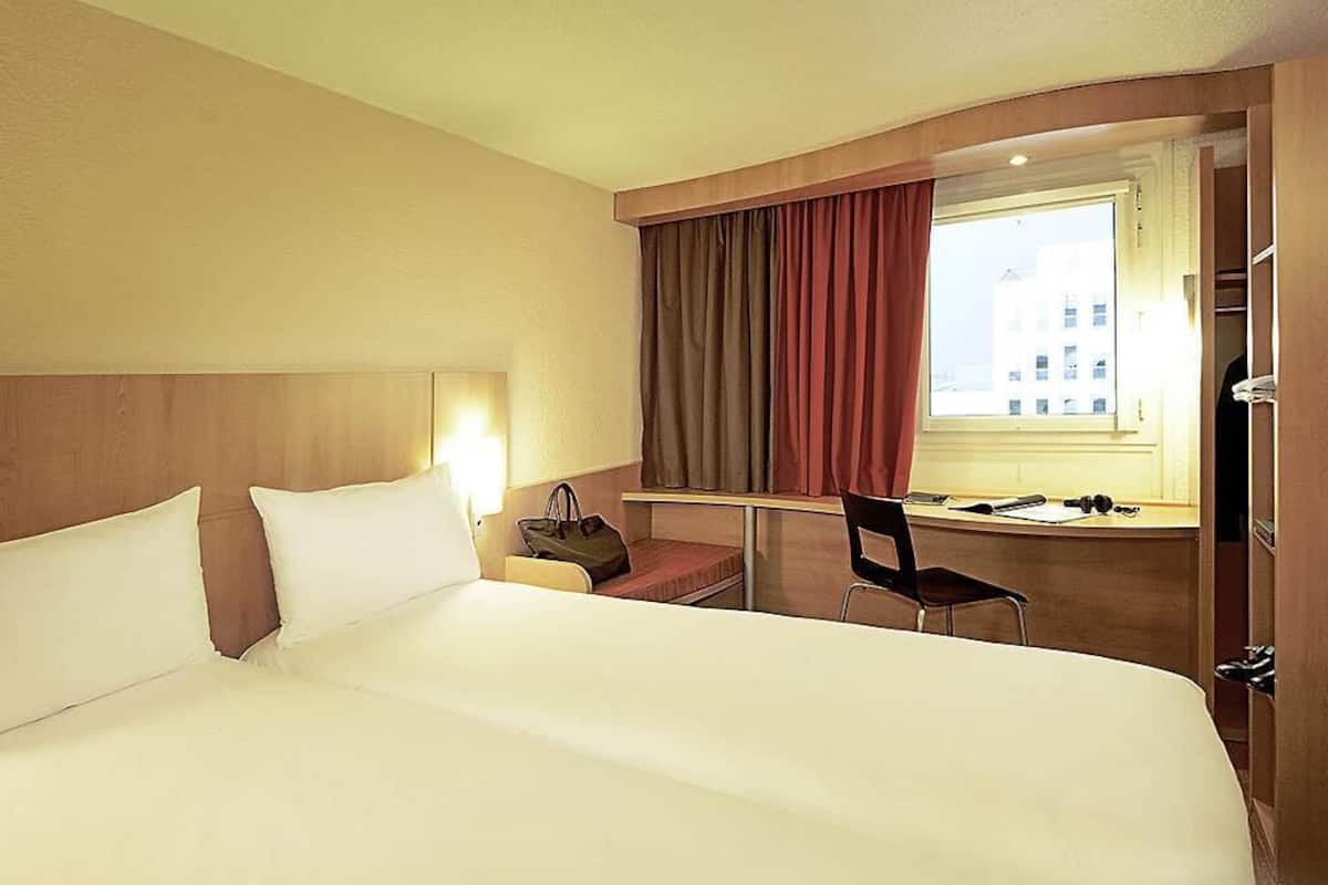 Standard Room, 2 Twin Beds | Premium bedding, pillowtop beds, in-room safe, desk