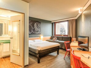 Quarto standard, várias camas | 2 quartos, roupas de cama antialérgicas, escrivaninha, berços grátis