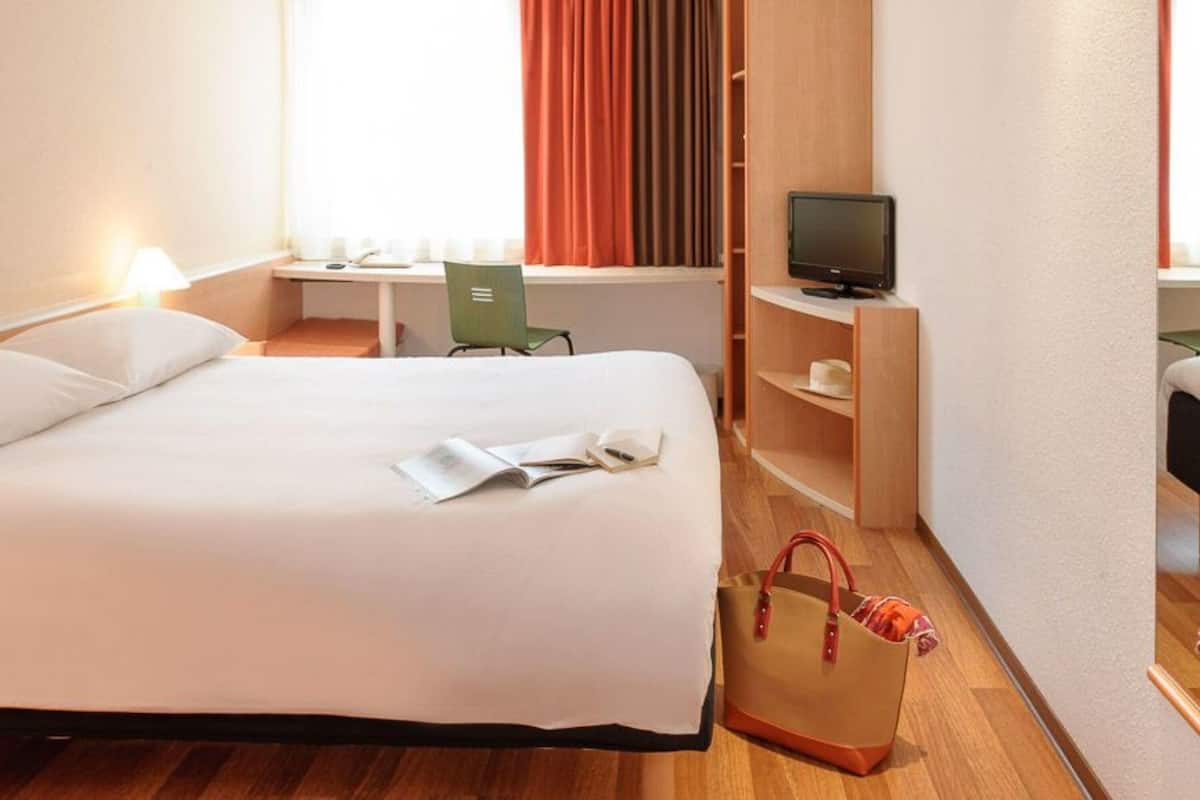 Habitación estándar, 1 cama doble | 2 dormitorios, ropa de cama hipoalergénica, escritorio y cunas gratuitas