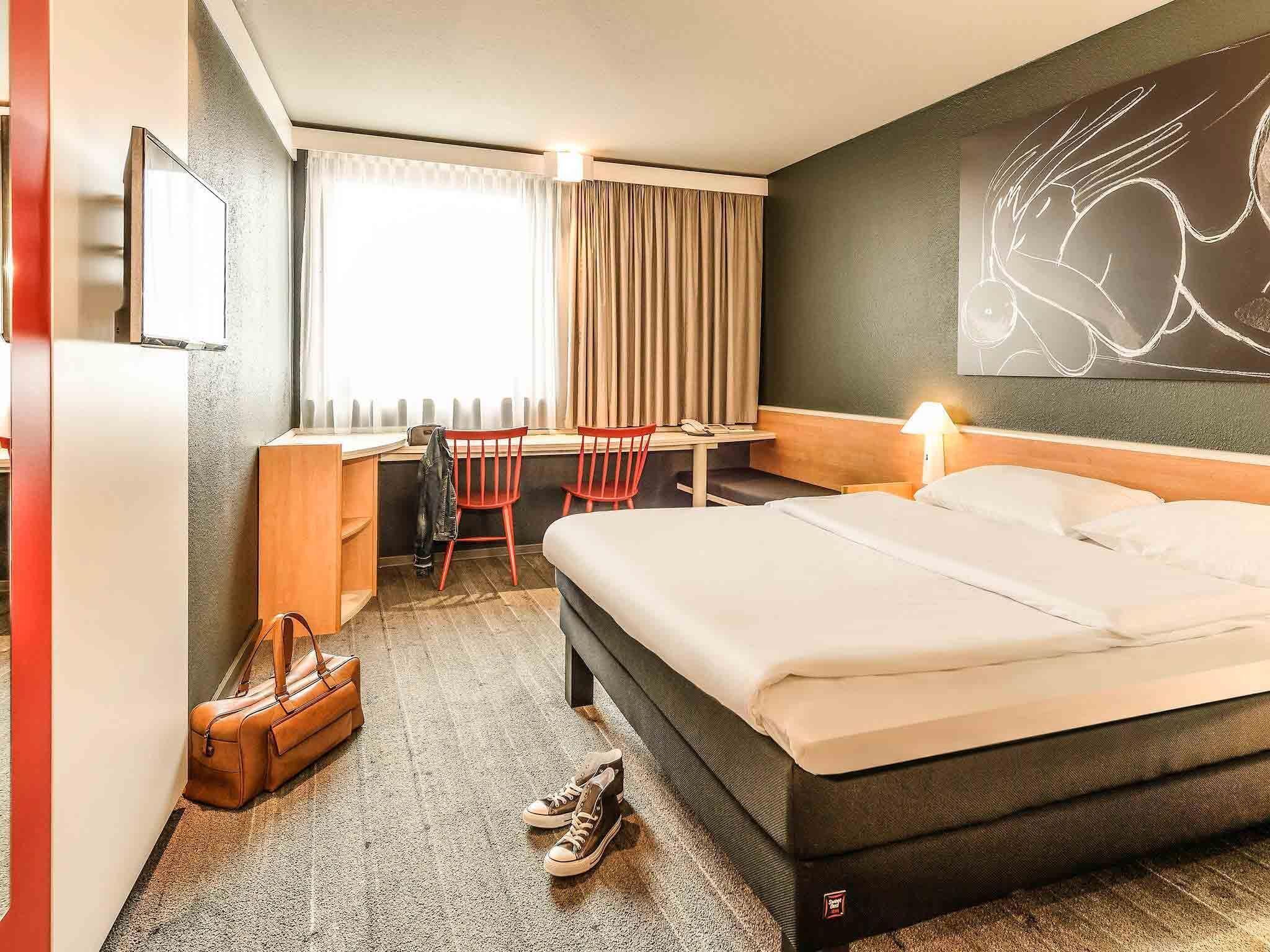 Standaard kamer, 1 tweepersoonsbed | Hypoallergeen beddengoed, een bureau, gratis babybedden, gratis wifi