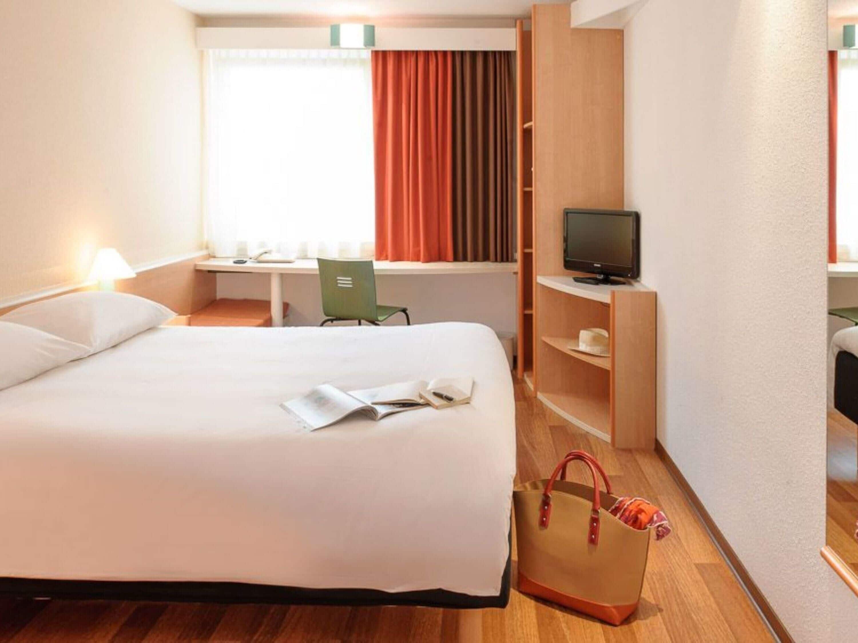 Standard Room, 1 Double Bed | Hypo-allergenic bedding, desk, free cots/infant beds, free WiFi