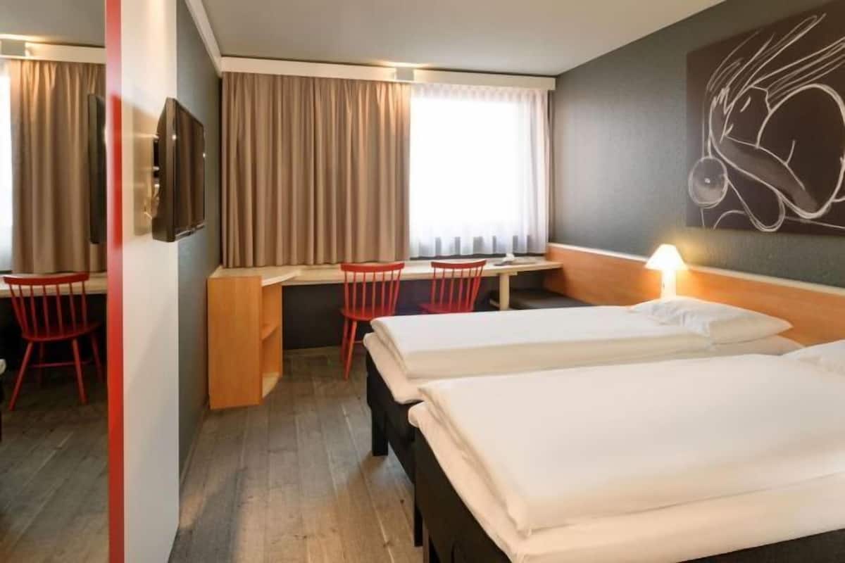 2 Schlafzimmer, Allergikerbettwaren, Schreibtisch, kostenlose Babybetten