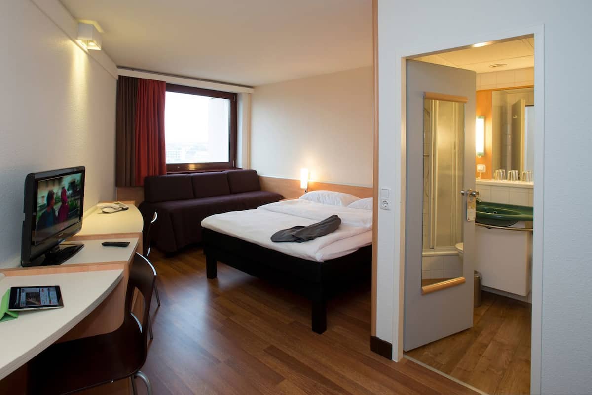 Hypo-allergenic bedding, desk, free cots/infant beds, free WiFi